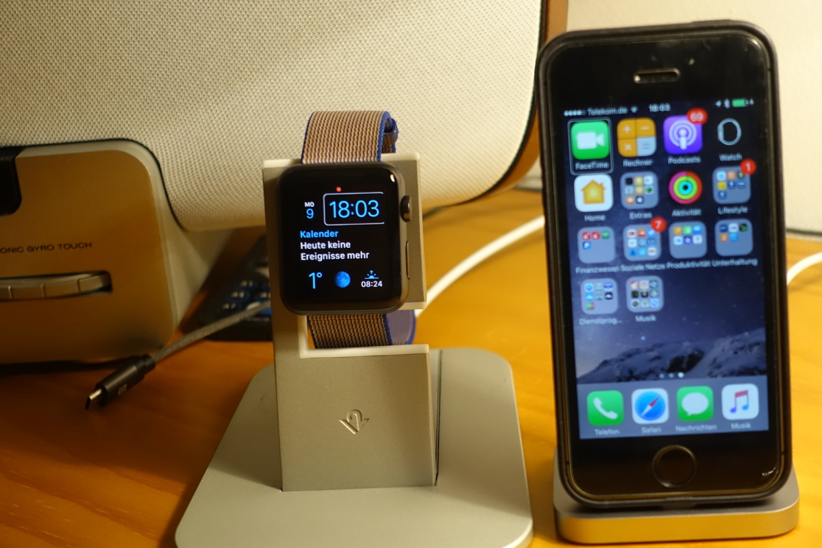 iPhone SE im Lightning-Dock mit Apple Watch