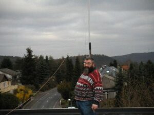 Mani und Martin beim Antennenbau auf unserem Dach